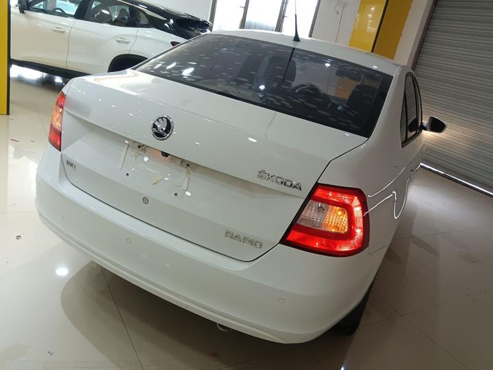 Rapid 2016 1.6L AT photo 4