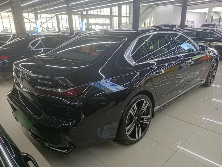 i7 2023 eDrive50L Exclusive M Sport Package photo 4