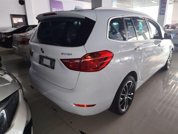 2 Series Wagon 2019 220i Leading photo 4