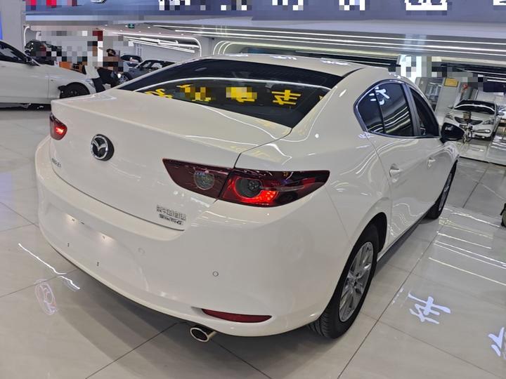 3 Axela 2023 2.0L AT photo 4