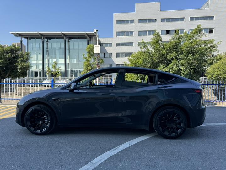Model Y 2024 RWD photo 4
