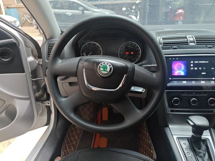 Octavia 2012 1.6L AT photo 3