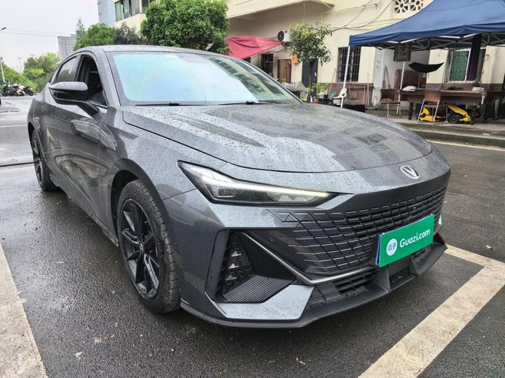 UNI-V 2022 1.5T Premium photo 3