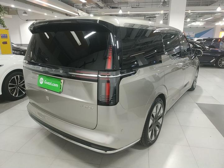 EM90 2025 Ultra 6-Seater photo 2