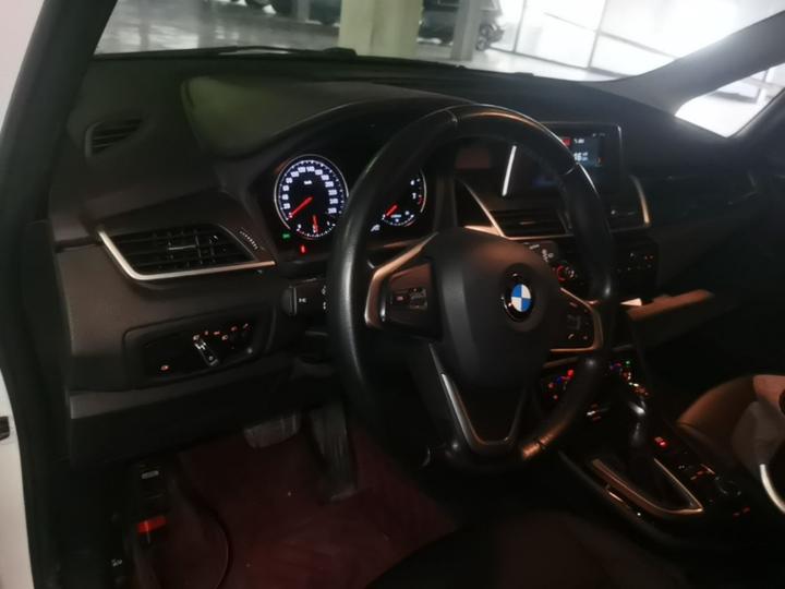 2 Series Wagon 2018 218i Leading photo 2