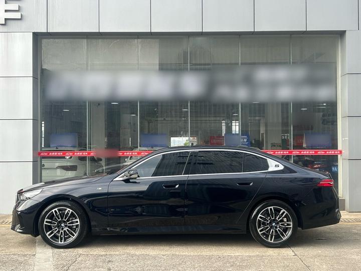 5 Series 2026 525Li M Sport Package photo 3