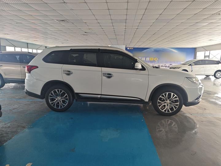 Outlander 2018 2.0L RWD Honor 5-Seater photo 3