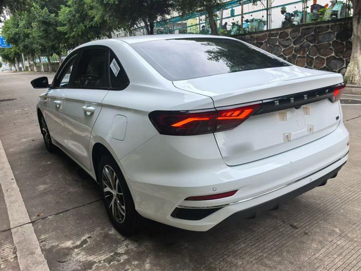 Emgrand 2025 4 1.5L CVT photo 4