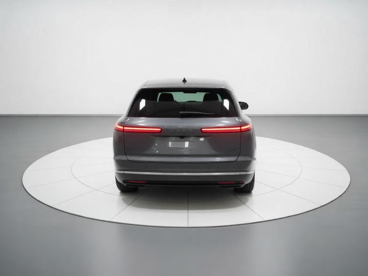 L90 2025 Ultra 6-Seater 60 photo 3