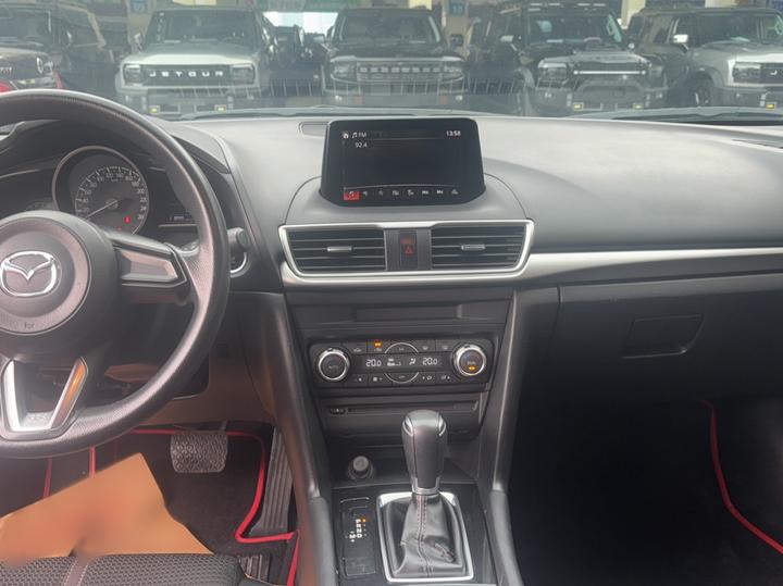 3 Axela 2017 Sedan 1.5L AT Luxury China V photo 5