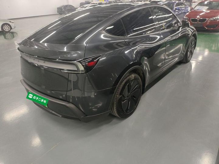 Model Y 2025 RWD Launch Edition photo 4