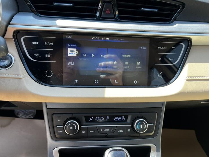 Emgrand 2018 1.5L CVT Luxury photo 5