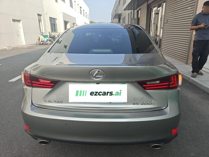 IS 2015 200t F SPORT photo 3