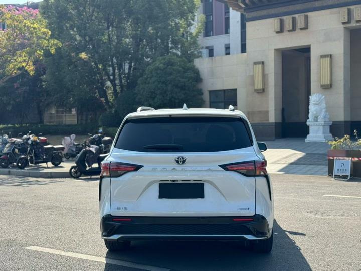 Granvia 2022 2.5L Hybrid photo 3