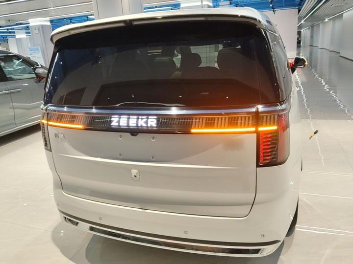 009 2024 6-Seater Executive AWD 108kWh photo 3