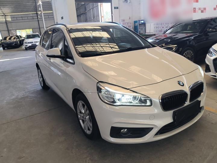 2 Series Wagon 2016 218i Leading photo 3