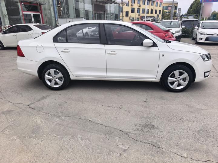 Rapid 2015 1.6L AT photo 5