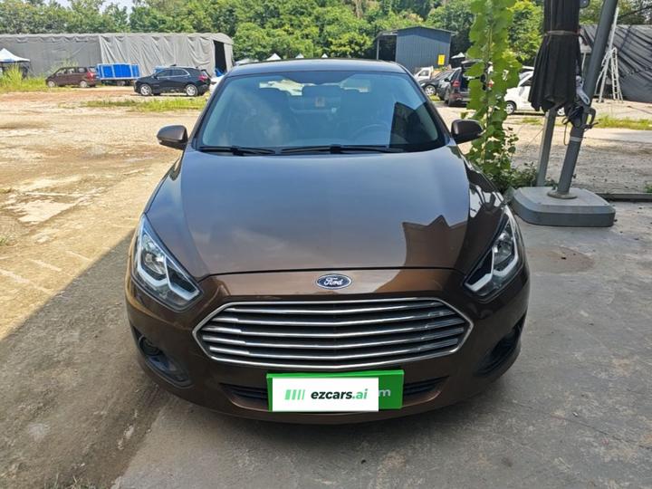 Escort 2015 1.5L AT Comfort photo 2