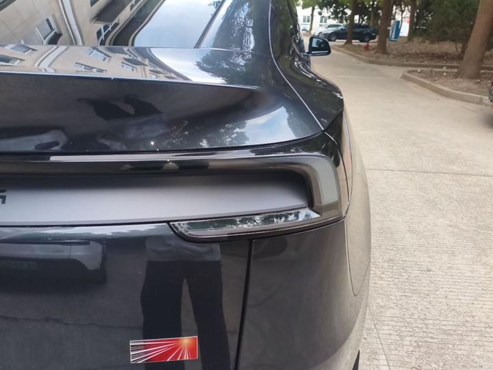 Model Y 2025 RWD Launch Edition photo 7