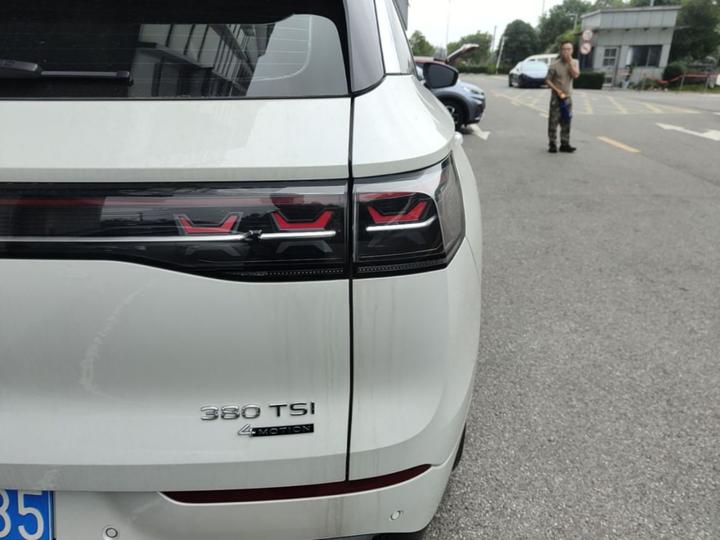 2024 380TSI AWD R-Line photo 7
