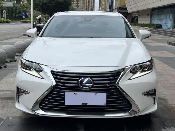 ES 2015 300h Comfort photo 2