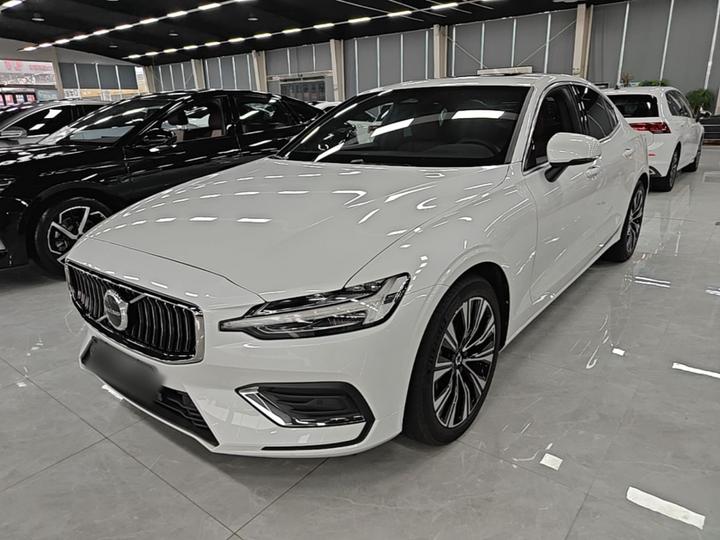 S60 2025 B4 Luxury