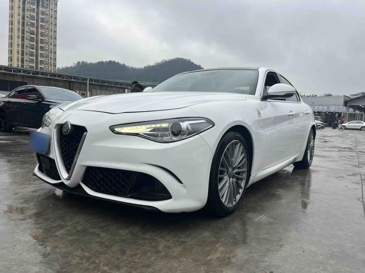 Alfa Romeo Giulia 2017 2.0T 280HP Luxury