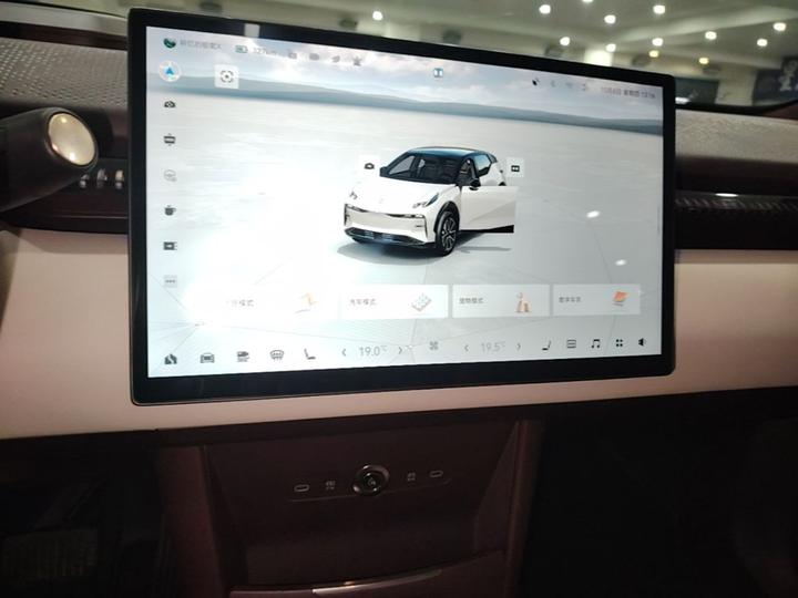 X 2023 AWD YOU 4-Seater photo 8