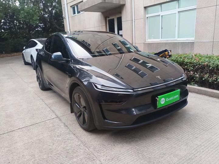 Model Y 2025 RWD Launch Edition photo 3