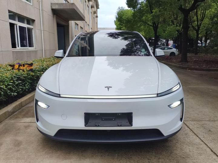 Model Y L 2025 Long Range AWD photo 2
