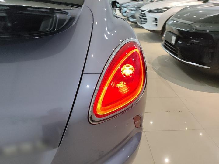 2022 555km Premium photo 7