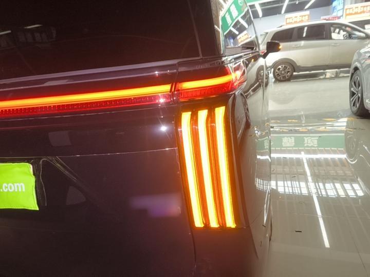 2025 AWD 8 photo 7