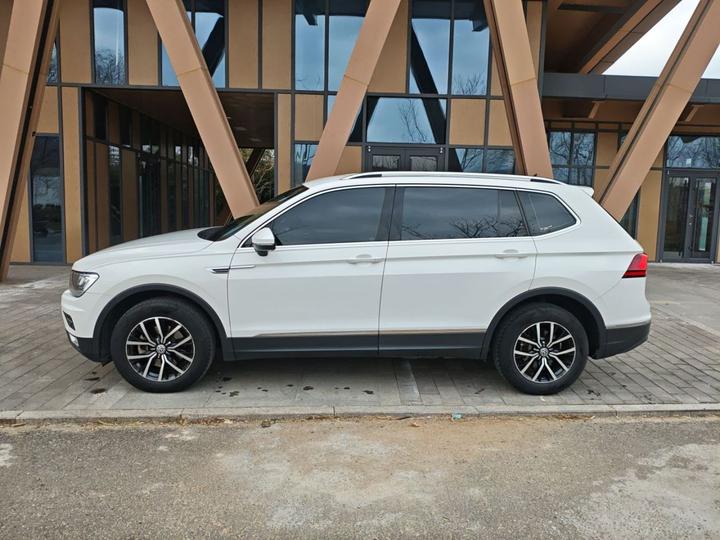 Tiguan L 2018 330TSI AT RWD Comfort photo 3
