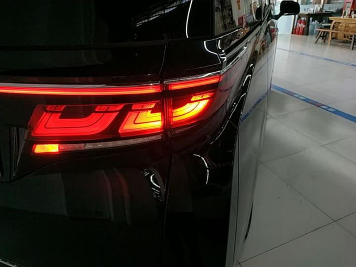 2024 Crown Hybrid 2.5L Supreme Executive photo 7