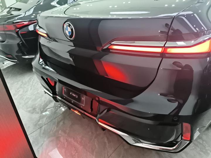 7 Series 2023 735Li M Sport Package photo 3