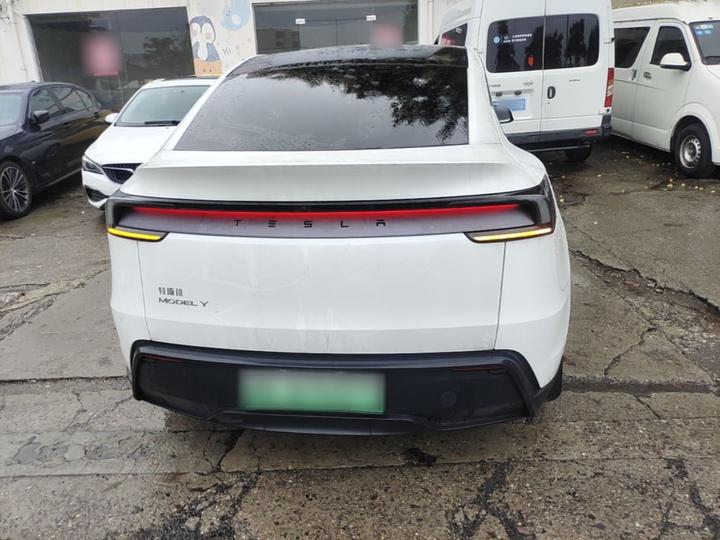 Model Y 2025 RWD photo 5