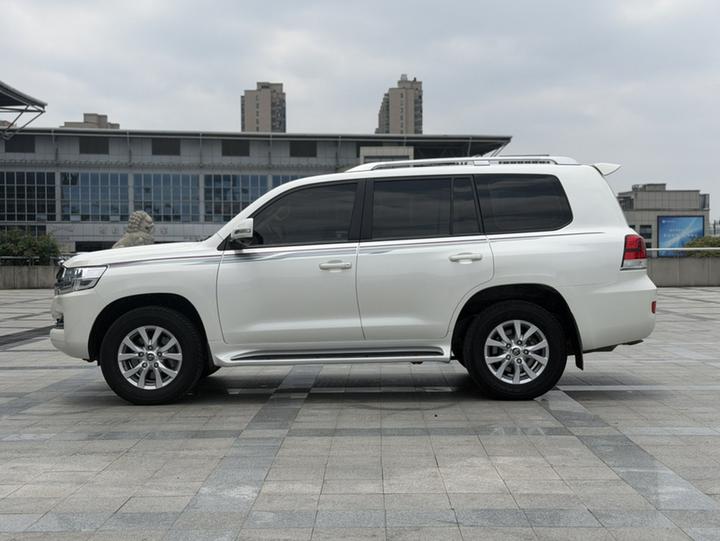 Land Cruiser Parallel Import photo 3