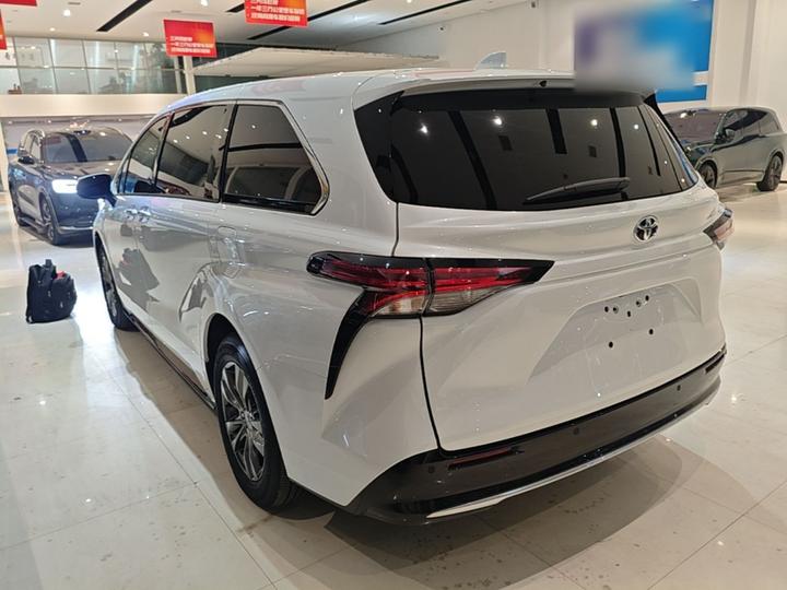 Sienna 2026 2.5L Hybrid AWD Luxury photo 4