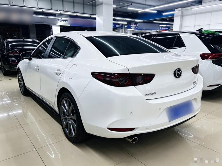 3 Axela 2023 2.0L AT photo 4