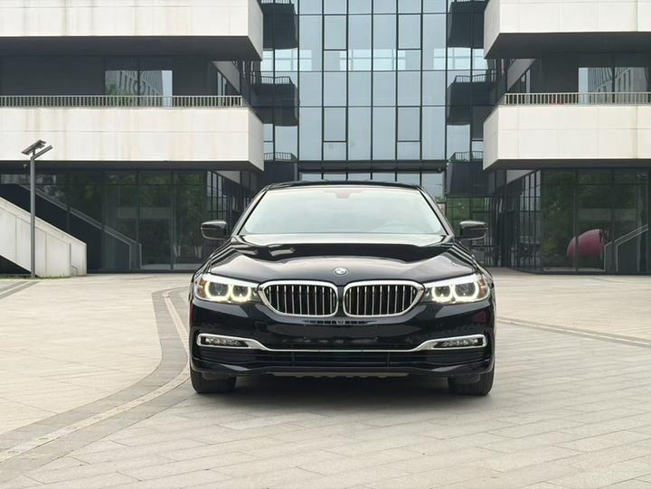 5 Series 2018 525Li Luxury photo 2
