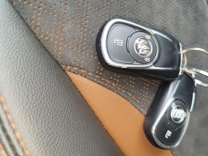 2021 332T CVT Luxury photo 8