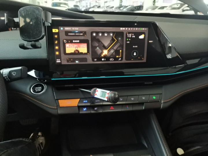 UNI-V 2023 1.5T Premium photo 8