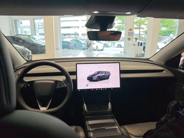 Model Y 2025 RWD photo 5