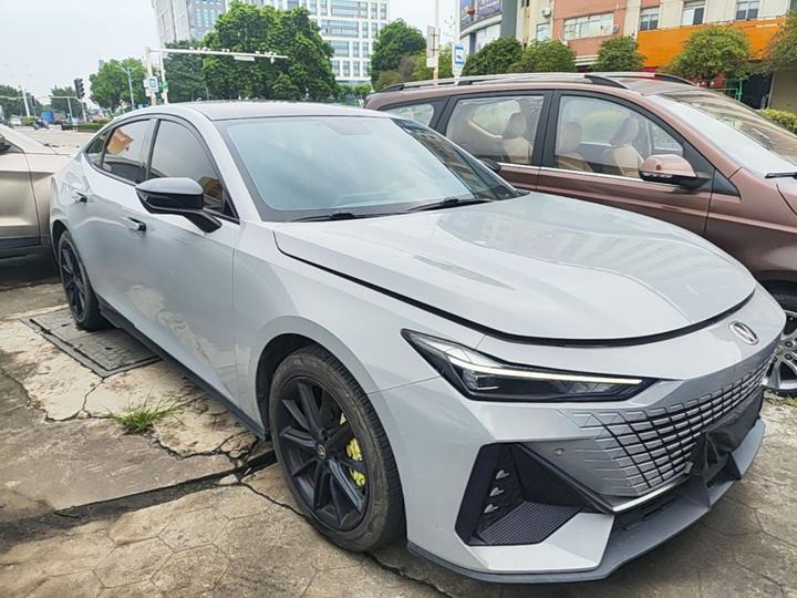 UNI-V 2022 1.5T Premium photo 3