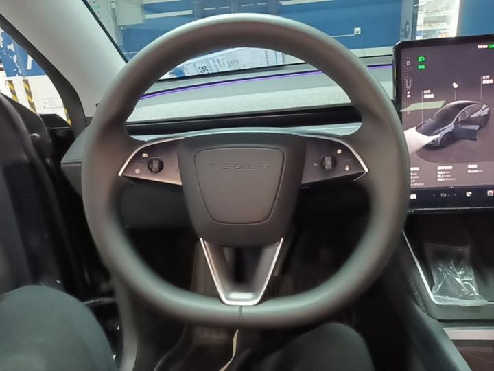 Model Y 2025 RWD photo 6