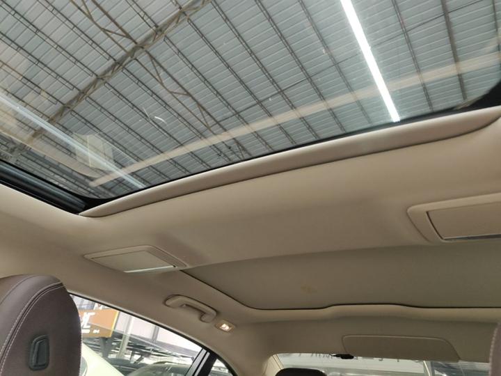 7 Series 2016 730Li Leading photo 7