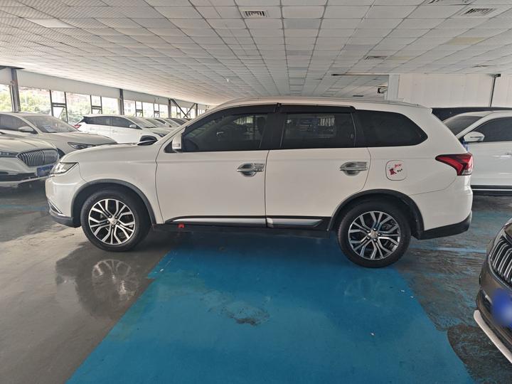 Outlander 2018 2.0L RWD Honor 5-Seater photo 6