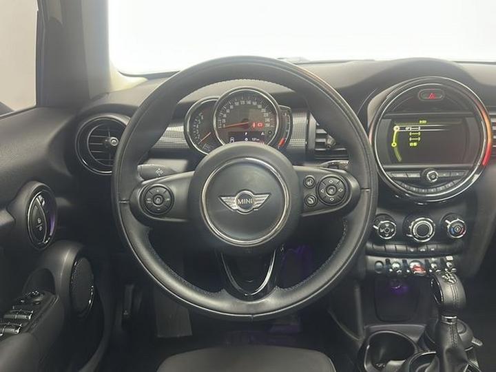 2016 1.5T COOPER 5-Door photo 2
