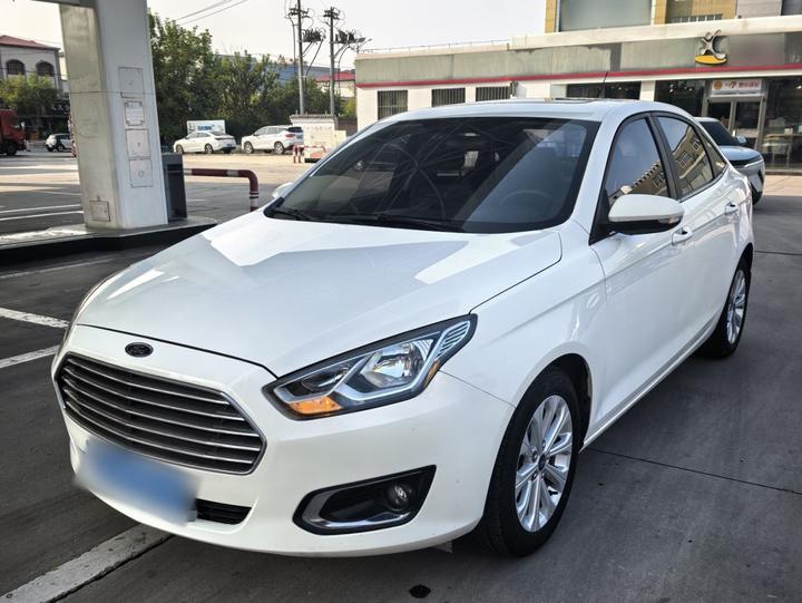 Escort 2015 1.5L MT Fashion