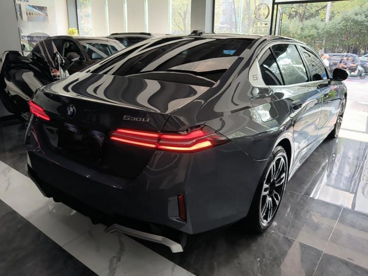 5 Series 2025 530Li Leading M Sport Package photo 4